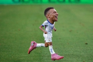 水平如何？姆巴佩社媒晒篮球单打成功视频+大头小人PS图片