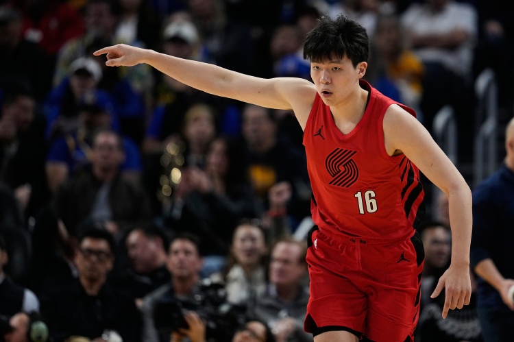 开云体育下载-防守威慑力！杨瀚森篮下补防造成对手传球失误